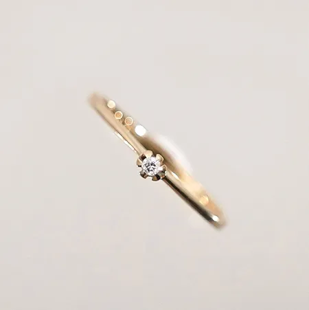 Ring med diamant 0,02ct strl: 17mm bredd: 1-1.7mm 18k  Vikt: 1,4 g