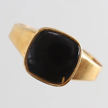 Ring med svart sten stl:19 bredd 10mm skev skena 18K Vikt: 2,5 g
