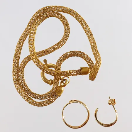 Guldsmycken udda buckligt/skadad 18K. Vikt: 8,4 g