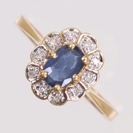 Ring i carmosé med blå sten samt diamanter 10xca0,01ct stl:17 bredd 2-10mm GFAB 18K Vikt: 2,5 g