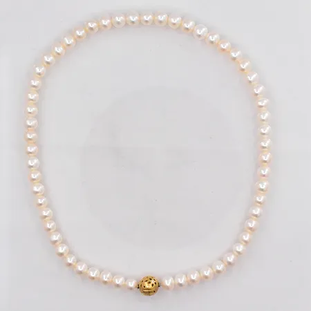 Pärlcollier Ole Lynggaard guldlås "Lace" 18K Ø 10,3mm diamanter ca 3x0,01ct design Charlotte Lynggard, pärlor Ø ca 7,2-7,6mm längd 4cm vikt guldlås 2,5g 