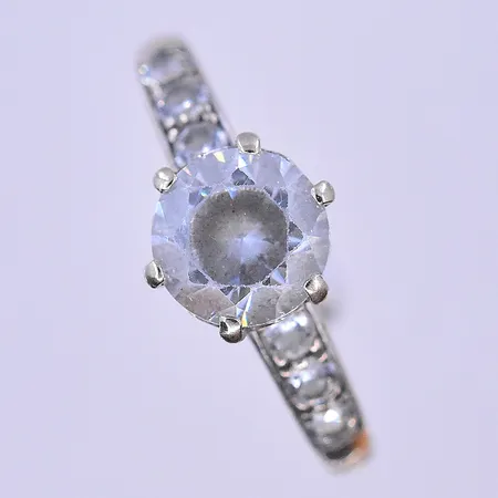 Ring med vita stenar Guldfynd stl: 17 bredd 2-8mm slitna facetter vitguld 18K. Vikt: 3 g