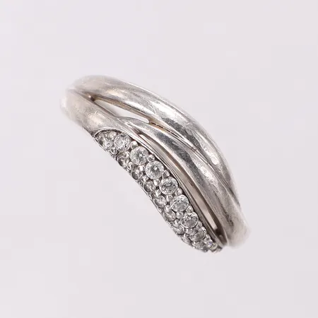 Ring med kubisk zirkonia stl:16, bredd 2,5-8mm, GHA, silver 925/1000 Vikt: 3,5 g