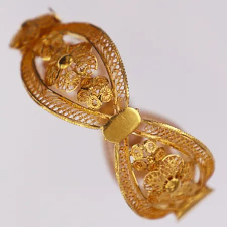 Armband stelt genombrutet mönster ca 60x65mm, bredd 27mm, skruvlås, skev, 22K Vikt: 39,1 g