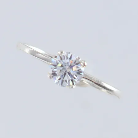 Ring med vit sten stl:19 bredd 2-5,5mm Silver 925/1000. Vikt: 1,6 g på auktion i Kista hos Pantbanken Sverige