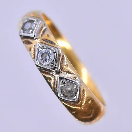Ring med vita stenar stl: 17½ bredd 5mm graverad 23K. Vikt: 5,6 g