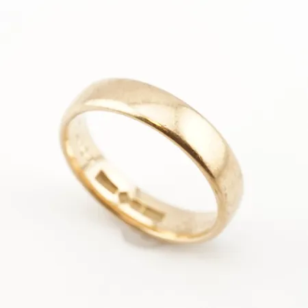 Ring, stl 19½(61), bredd 5mm, 18k, gravyr Vikt: 6,7 g