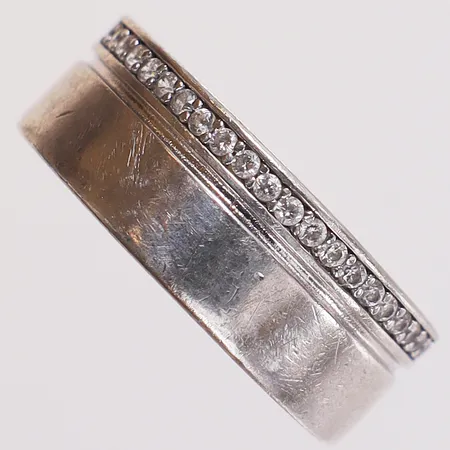 Alliansring med stenar stl:16, bredd 6,3-6,6mm, små bucklor och hack, silver 925/1000 Vikt: 4 g