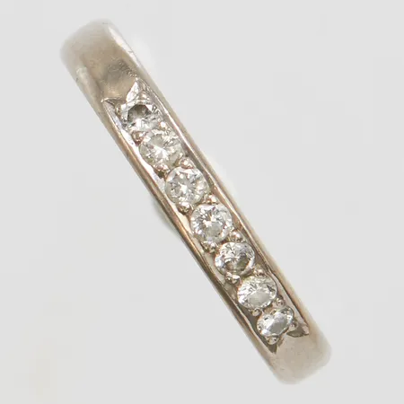 Ring med diamanter stl:19½, 7x ca 0,04ct, bredd 3,5mm, vitguld, svenska stämplar, repig, 18K Vikt: 5,4g Vikt: 5,4 g
