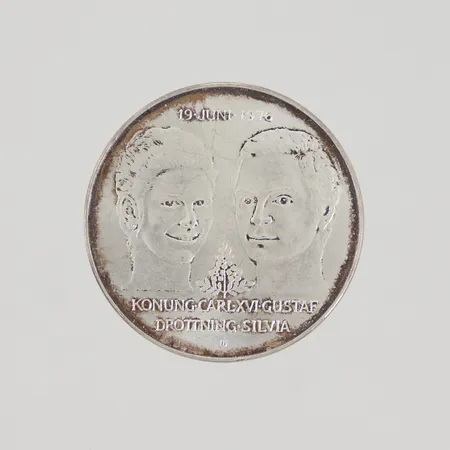 Mynt Konung Carl XVI Gustaf Drottning Silvia 19 Juni 1976, Ø 36mm, 4nominellt värde 50kr, 925/1000 silver Vikt: 26,8 g