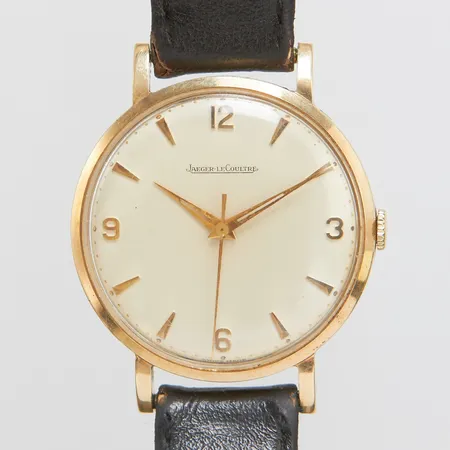 Herrur Jaeger-LeCoultre, 35mm, manuel, gravyr, slitet läderarmband ej original, reseetui, 14K Brv: 38,4g