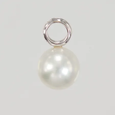 Hänge med diamanter ca 6x0,005ct, odlad pärla Ø12mm, längd 20,3mm, vitguld, 18K, bruttovikt: 3,2g.