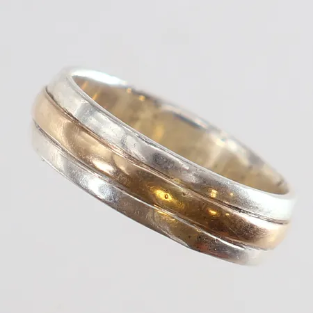 Ring med dekor stl:18 bredd 6mm gravyr tvåfärgat Silver 925/1000.  Vikt: 4,5 g