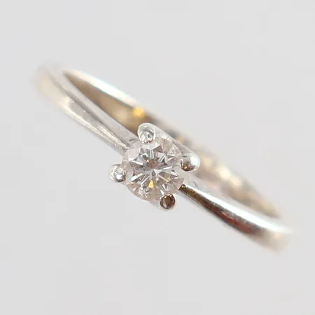 Ring med diamant 1 x 0,20ct stl:15¾ bredd 2,5-4mm gravyr Silver 925/1000. Vikt: 1,8 g