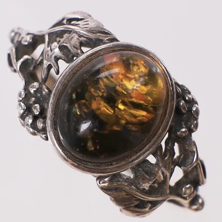 Ring med bärnsten, stl:19¼ bredd 2,2-11,5mm, repig stensilver 925/1000 Vikt: 3,1 g