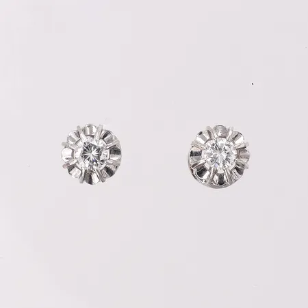 Enstensörhängen med diamanter 2 x ca 0,20ct, ca W(H)/SI, Ø6,6mm, vitguld, en snurreuss i silver, ostämplade, 18K Vikt: 1,7 g