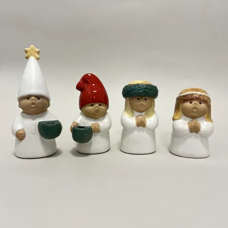 Fyra Figuriner Lisa Larson Lucia ur serien Adventsbarn Lisa Larson för Rörstrand höjd 11-17cm krackeleringar.  