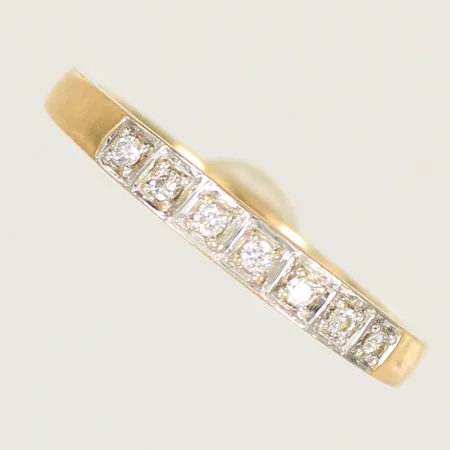 Ring med diamanter, 7xca 0,01ct, stl 18, bredd 2,3-2,9mm, GHA, 18K Vikt: 3,1 g