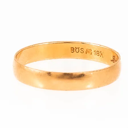 Ring slät stl:18¾ bredd 3,5mm, repor, vass kant, gravyr, 18K 1,9g.  