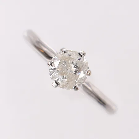 Ring med diamant ca 0,65ct, stl:16½ bredd 1,7-6,4mm TCa (K)/P3, nagg på fasetter, stora inneslutningar, spricka som når ytan. 18K Vikt: 1,8 g