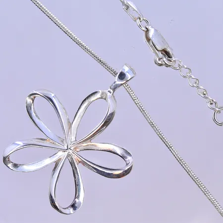 Kedja Ormlänk med hänge blomma längd 45 cm bredd 1 mm stl:34x27 mm silver 925/1000. Vikt: 8,5 g