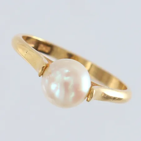 Ring med odlad saltvattenpärla stl:18½ bredd 2-7,5mm 18K.  Vikt: 3,2 g