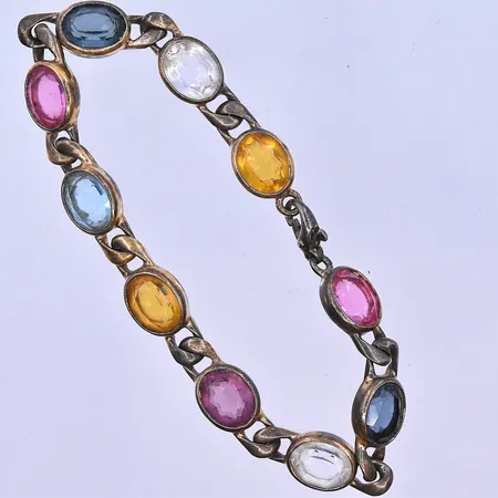 Armband med färgade stenar längd 18,5cm bredd 6-9mm förgyllt silver 800/1000. Vikt: 22,9 g