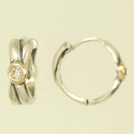 Ett par örhängen med vita stenar, Øca16,5mm, bredd 5,5mm Silver 925/1000 Vikt: 4,8 g