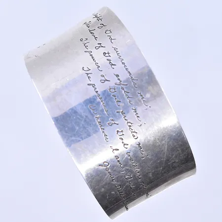 Armring öppen med citat the prayer for protection Ø58mm bredd 26x35mm silver 925/1000. Vikt: 44,9 g