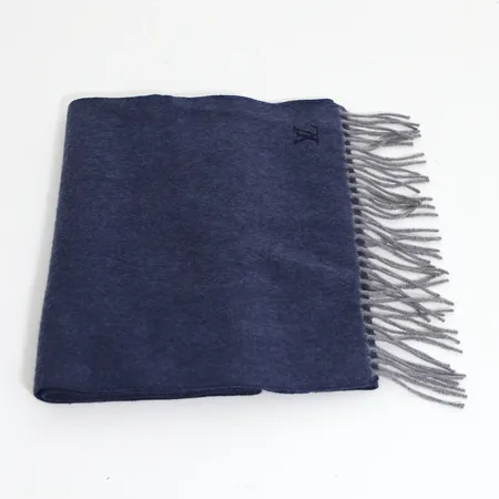 Scarf Louis Vuitton i blå kashmir med grå fransar, ca181x31cm exklusive fransar, broderad LV logga, etikettmärkt Louis Vuitton Paris, ett mindre hål längs med kanten, dustbag samt etui.