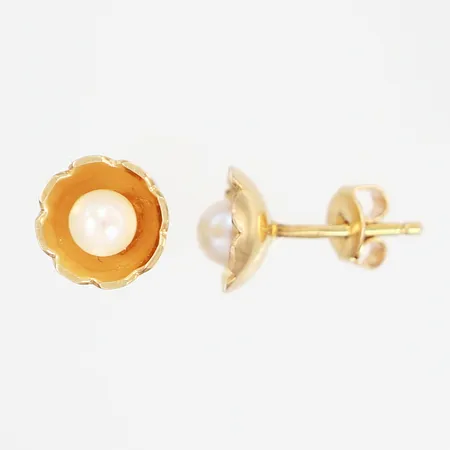 Ett par örhängen med pärla Ø8mm, något skeva stift, 18K Vikt: 1,7 g