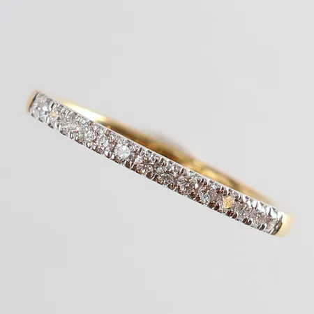 Ring halvallians med diamanter 15 x 0,02ct stl:17½ bredd 2mm tvåfärgat 18K. Vikt: 2,5 g
