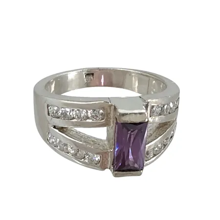 Ring silver 925/1000 lila & vita stenar, stl:17½ mm, bredd 3,3-10,2 mm, uppbyggnad 5,5 mm, oidentifierad tillverkarstämpel, samtliga stenar i behåll  Vikt: 6,6 g