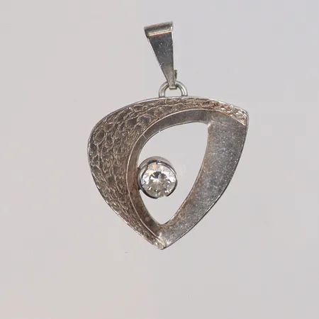 Hänge mönstrat med vit sten 25x36mm Gustaf Fors Silversmed, Kalix silver 830/1000 Vikt: 3,4 g