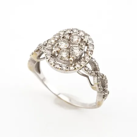Ring m diamanter 1,3ct enligt gravyr uppskattningsvis W SI, vitguld, stl 17½(55), bredd 12,5mm, 18k Vikt: 3,5 g