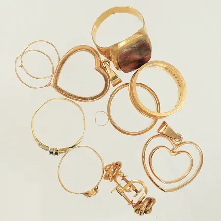 Klackring med sten, 2 ringar med stenar, 2 par örhängen, 2 ringar, 2 hängen, gravyrer/defekter/saknade saker, 18K 30,6g totalt. 