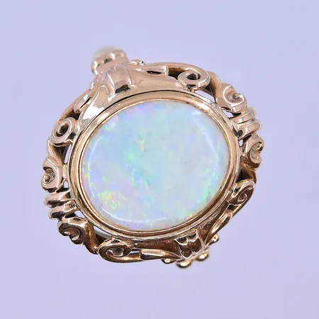Ring med troligen Opal, stl 18½, bredd på skena 2 mm, 18K. Vikt: 5,1 g