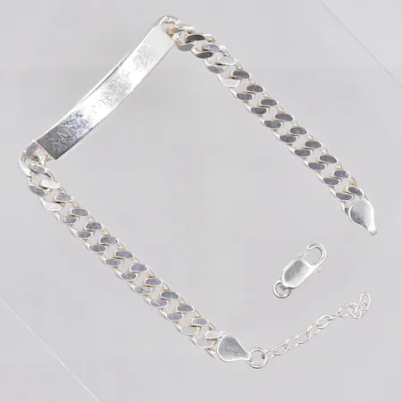 Armband Pansar med platta längd 18-21,5cm graverad, låset sitter ej fast 925/1000 silver Vikt: 17,8 g