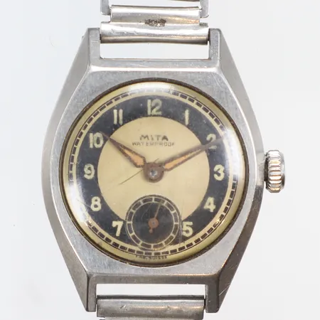 Damur Mita Ø29mm manuell uppdragning, spricka i glas, 1940-tal, gravyr med defekt länk 