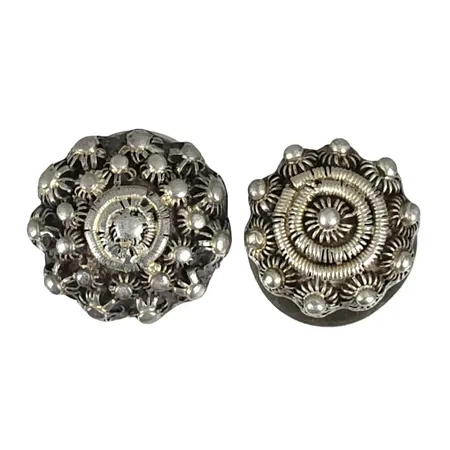 Stolpknappar 1800-tal allmoge silver 2 stycken, Ø19 resp. 22 mm, tillverkarstämpel bl.a. EH, åldersrelaterat skick Vikt: 15,6 g