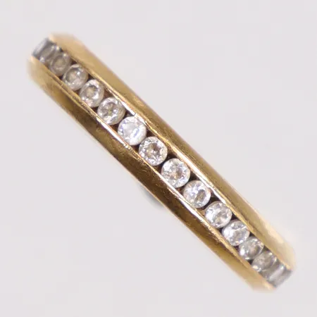 Ring med vita stenar stl:18 bredd 3mm troligen 21K (ej stämplad) Vikt: 3,8 g