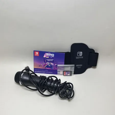 Spel till Nintendo Switch "Lets Sing", tillhörande mikrofon och leg strap. Skickas med paket.