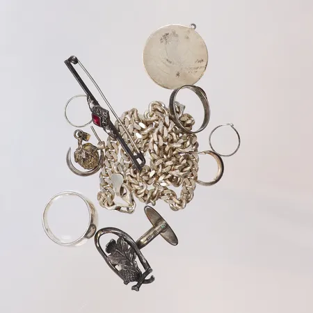 Diverse silver delvis defekt, gravyr samt med sten silver 830-925/1000 Vikt: 50,3 g