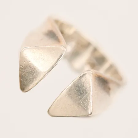 Ring Anna Greta Eker för Plus, Norge, stl: 16, bredd 6-11mm, silver 925/1000 Vikt: 10,9 g
