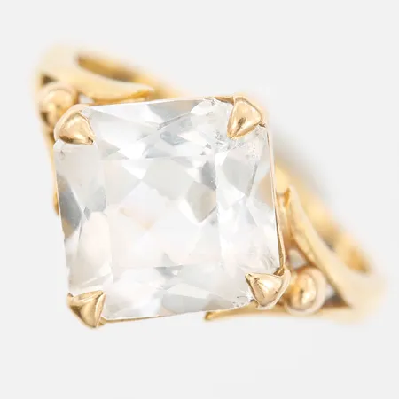 Ring med vit sten, nagg, stl: 17½, 20K guld Vikt: 5,1 g