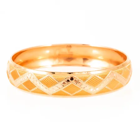 Armring med mönstrad dekor Ø67mm innermått ca 21,5cm bredd 14,5mm, 18K 11,3g.