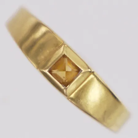 Ring gul sten stl:18¼ bredd 2,6-5mm, skev, 18K Vikt: 1,6 g
