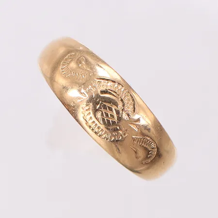 Ring med dekor stl:17, bredd 1,8-6,4mm, något skev, 18K Vikt: 2,2 g