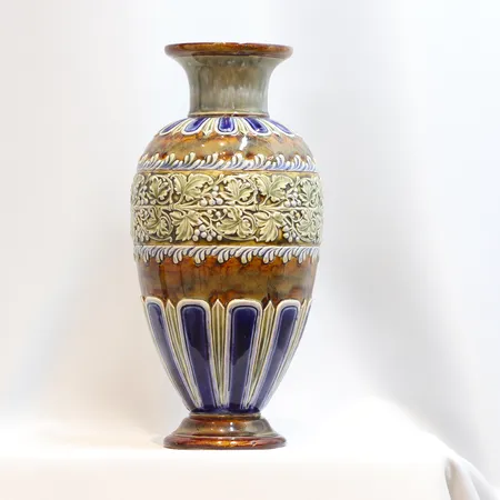 Vas Doulton Lambeth, troligen Bessie Newbury omkring år 1910, nr. 4871Y, glaserad keramik höjd ca 29cm Skickas med postpaket.