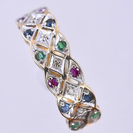 Ring med diamanter ca5x0,0005ct, troligen safir, smaragd och rubin Guldfynd stl:18 bredd 6-3 mm 18K. Vikt: 3,3 g